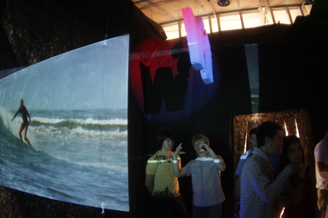 экран с обратной проекцией на выставке F&L
